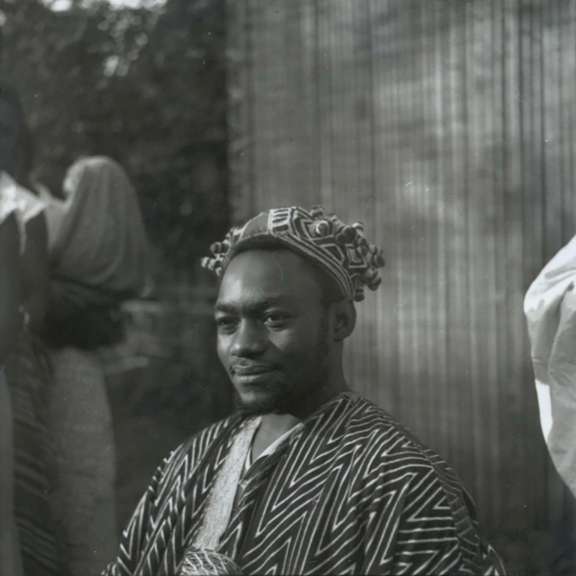 "Fon" Kamayou of Bangou wearing the "n’tam cheu ndop" headpiece, 1957. Pierre Harter © musée du quai Branly - Jacques Chirac