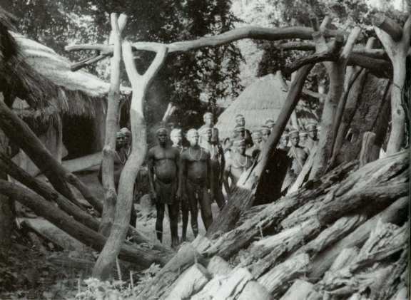 Initiates in the "Poro" sacred bush, in the Lataha region, circa 1950. © Louis Morla/© D.R.