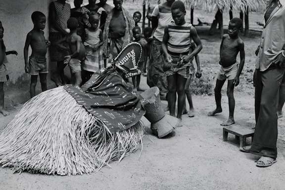 Le masque féminin du camp de circoncision, Deangle, vient chercher les repas pour les jeunes garçons. Libéria, village de Nyor Diaple. © Museum Rietberg Zuric