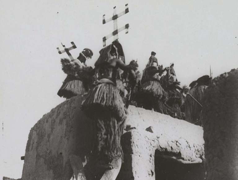 Showing of masks for a funeral. The Kanaga masks climb on to the deceased’s terrace roof. Mali, Sanga, 02 October 1931. Marcel Griaule © musée du quai Branly - Jacques Chirac