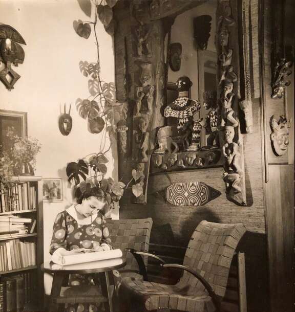 Lore Kegel in her gallery in Hamburg-Blankenese, circa 1950. © Boris Kegel-Konietzko Ethnographica