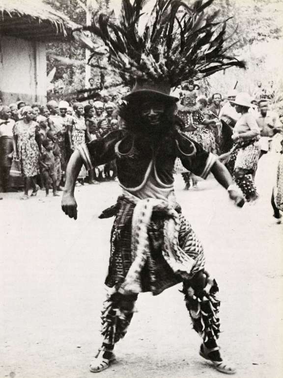 The fwa of Fontem dancing the Royal masquerade, 1960s. © D.R.