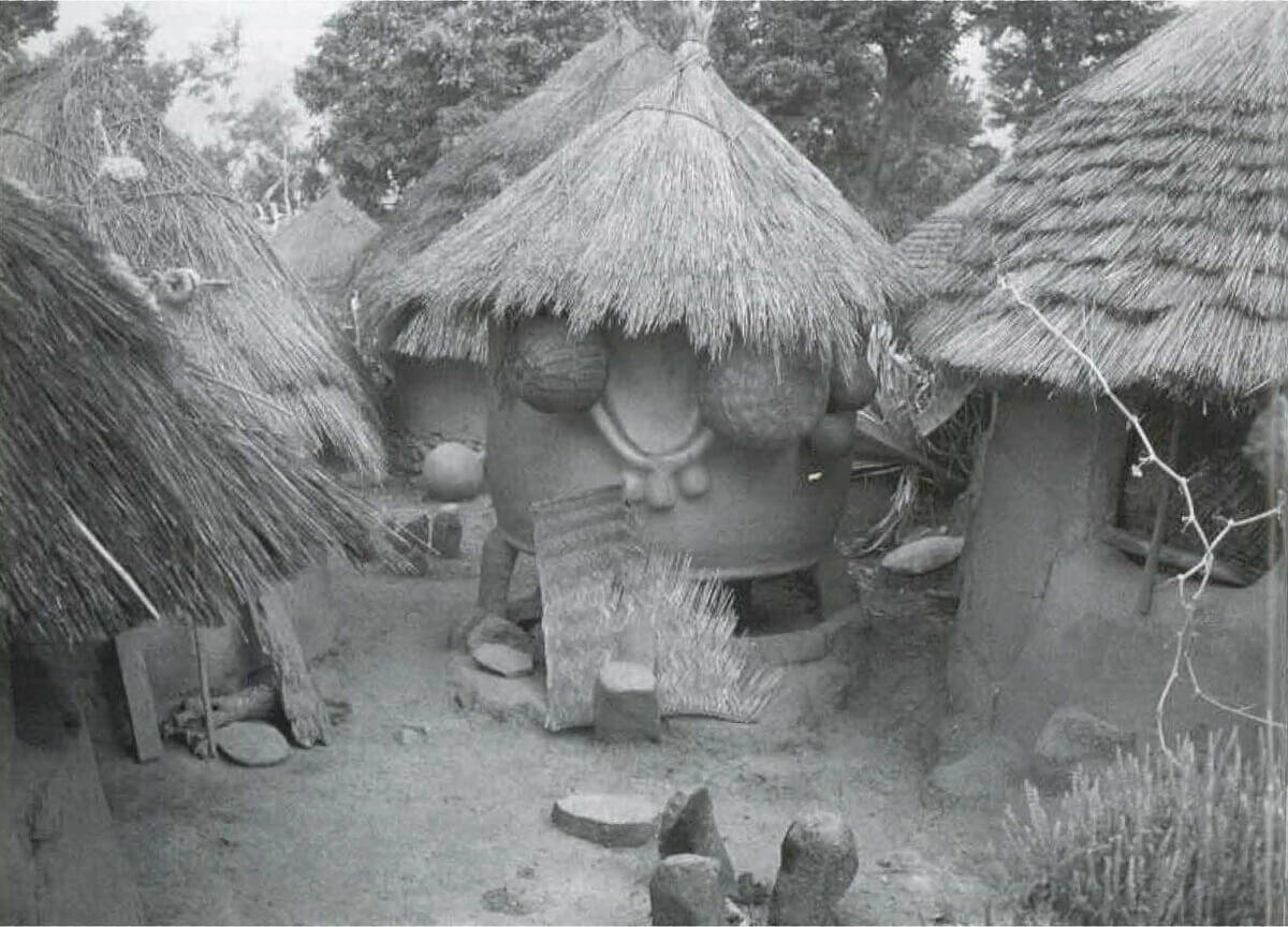 Village et grenier dowayo entre Poli et Fignolé. S.d. Photographie Rudolf Schwarz