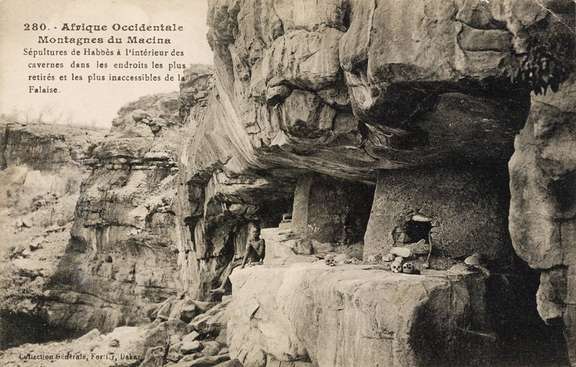 La falaise de Bandiagara : sépultures dogon entre 1900 et 1910. Edmond Fortier © musée du quai Branly - Jacques Chirac