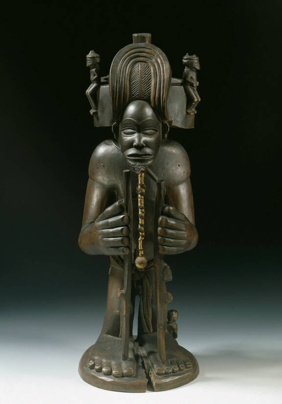 Statue masculine Tshokwé. Ethnologisches Museum, Berlin, Allemagne (Inv. IIIC1255) © BPK, Berlin, Dist. RMN-Grand Palais / Claudia Obrocki