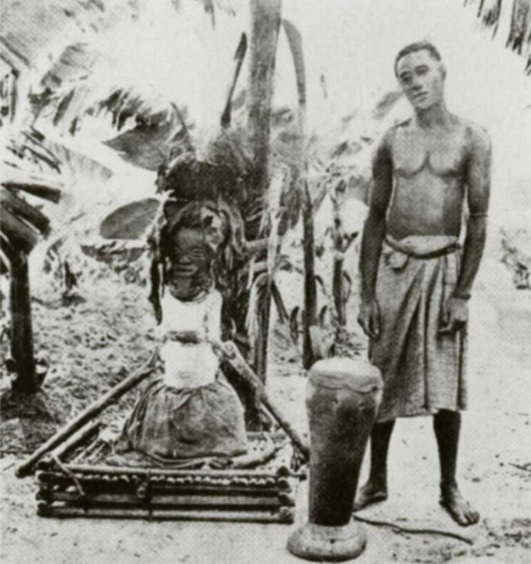 Songye nkishi and its guardian, 1913-1916. © D.R.
