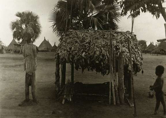 « Statue à côté de la hutte d’un ancêtre (?) ». Population ngbandi, République démocratique du Congo, rives du fleuve Oubangui. Cliché pris entre 1910 et 1920 © D.R.