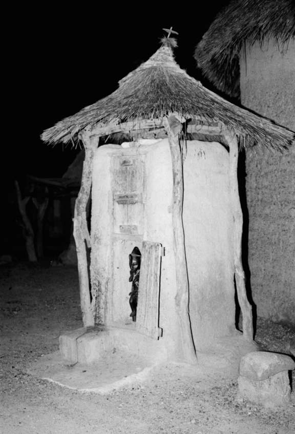 Petite case à fétiche du village Ndyakaha, Côte d’Ivoire, 1976. Les statues disposées dans la case ont été sculptées par Karnigi Coulibaly, de Fonondara, en 1968. © Karl-Heinz Krieg