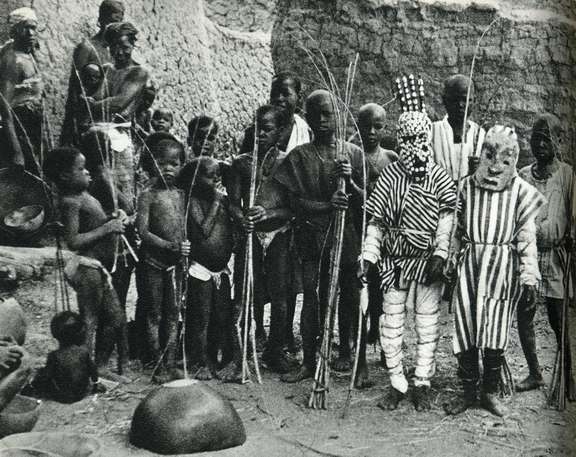 Jeunes garçons du "N’tomo" et leurs masques d’apprentissage, vers 1900. Mali, entre Ségou et Bamako. © Dominique Zahan / © D.R