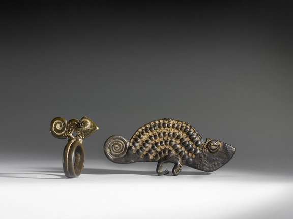 Bague et pendentif ornés d’un caméléon. © Photo : Pauline Shapiro - Collection of Arnold and Joanne Syrop