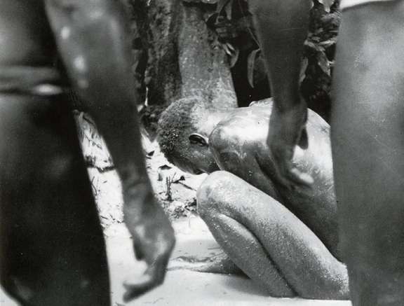 Passage d’un initié tyolo dans la mare d’eau boueuse qui figure le vagin de la Mère. G. Bochet./© D.R.