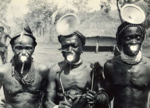 Disque labial et labret en quartz, hommes du groupe banda. République centrafricaine, Région de Bambari, vers 1930.  © René Moreau © D.R.