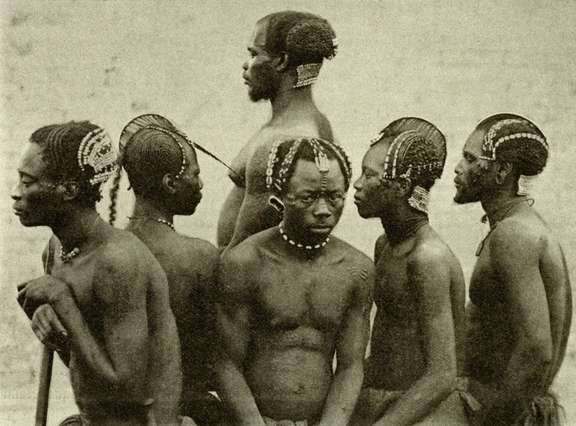 Coiffes masculines des populations de la rivière Oubangui, population ngbandi-sango, vers 1894.	© D.R.