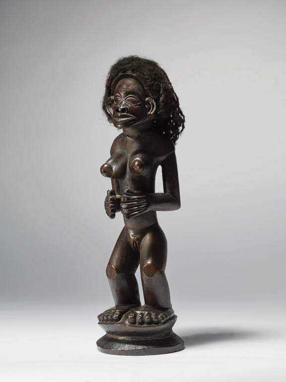 Statue féminine Tshokwé. Collection privée © Sotheby’s / Art Digital Studio