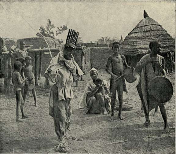 Le masque complet du "N’tomo", vers 1900. Mali, entre Ségou et Bamako.	© Photothèque des Archives Générales des Missionnaires d'Afrique à Rome (A.G.M.Afr. Rome)