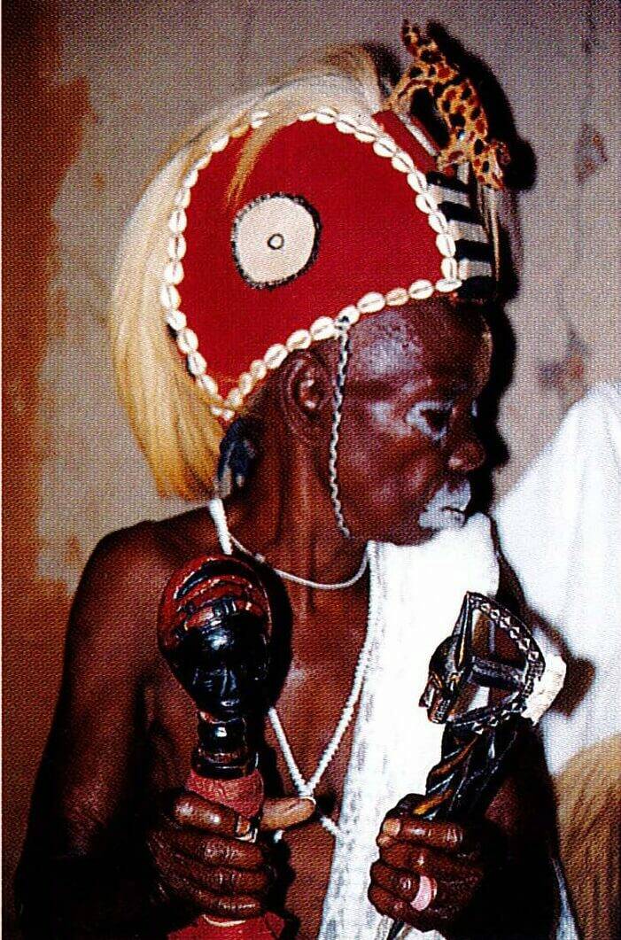 Nyamien Amenan, femme devin, avec son équipement au cours d’une consultation privée. Beboussou, région d'Agba Katienou, 1994. © Susan Mullin Vogel