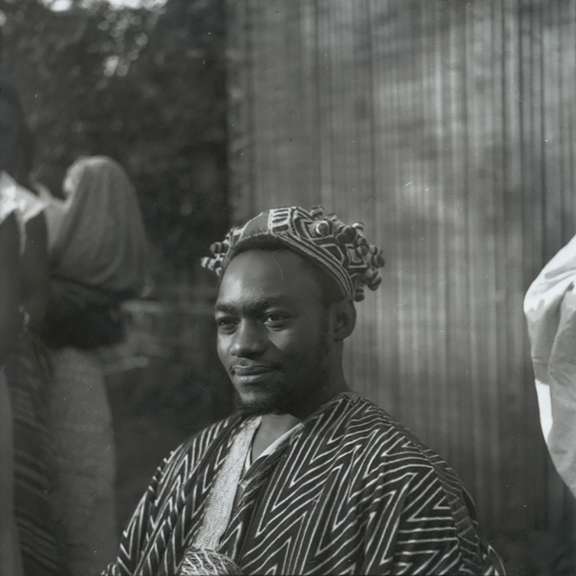 Le "fon" Kamayou de Bangou portant la coiffe "n'tam cheu ndop", 1957.	Pierre Harter © musée du quai Branly - Jacques Chirac