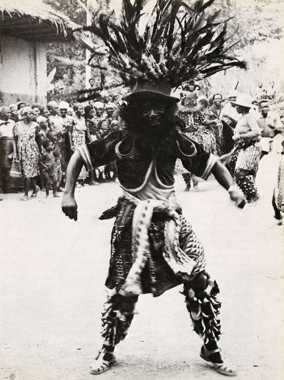 Le fwa de Fontem en costume cérémoniel lors d'une performance, années 1960. © D.R.