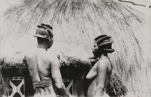 Women's headdresses in the village of N'Gobo. © AP.0.0.1227, MRAC Tervuren collection; photo F.L. Michel, 1899