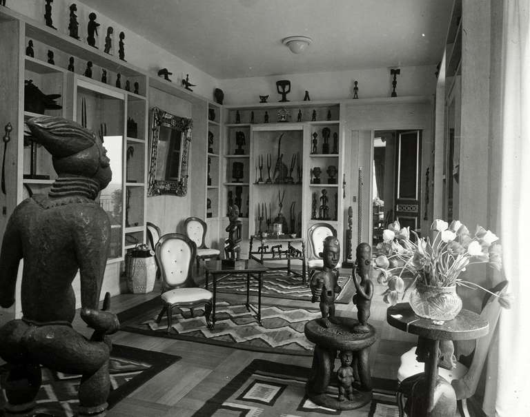 Appartement d'Helena Rubinstein à Paris, avec la statue de la "Reine" bangwa. © Archives Helena Rubinstein
