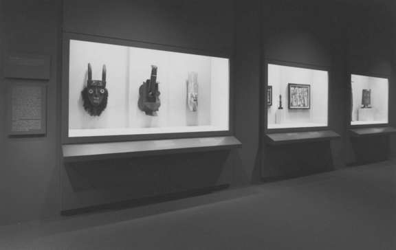 Vue de l’exposition « "Primitivism" in 20th Century Art : Affinity of the Tribal and the Modern», New York, Museum of Modern Art, 1984.© 2020. Digital image, The Museum of Modern Art, New York/Scala, Florence