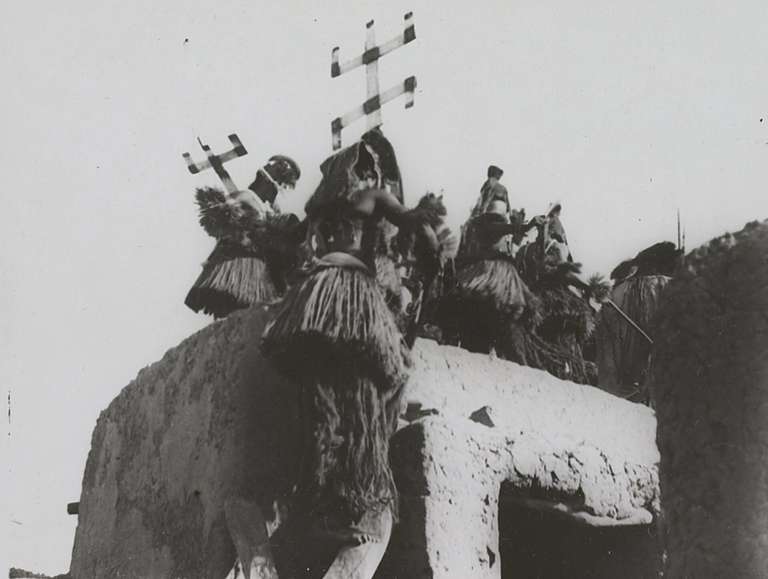 Sortie de masques pour les funérailles. Les masques Kanaga montent sur la terrasse du mort. Mali, Sanga, 2 octobre 1931. Marcel Griaule © musée du quai Branly - Jacques Chirac