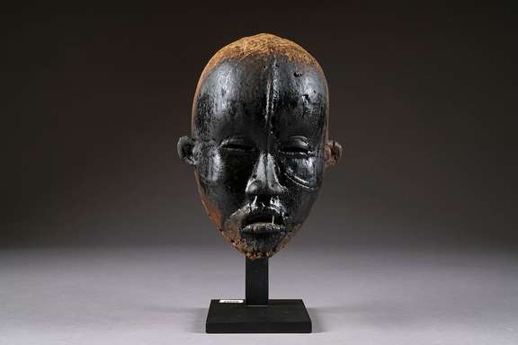 Masque facial. Côte d'Ivoire. Population dan ou mano. Bois, patine noire suintante.  © Salle de vente Galerie Moderne, Bruxelles