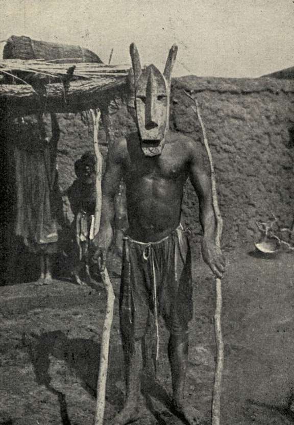 Masque hyène "suruku", société d’initiation du Korè, Mali, entre Ségou et Bamako, vers 1900.	© Photothèque des Archives Générales des Missionnaires d'Afrique à Rome (A.G.M.Afr. Rome)