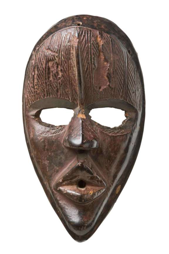 Entertainment mask with tattoos on the forehead and chip marks around the oval of the eyes. Liberia or Côte d’Ivoire. Former Emil Storrer collection, Zurich. © Photographers: Thomas Lother and Volker Thomas, Nuremberg, courtesy of Zemanek-Münster