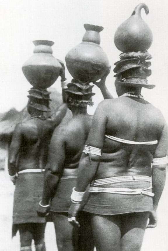 Femmes Luba avec une coiffure dite « en cascade », typique des Luba centraux (Luba Shankadi), 1927-1935 © Burton Photo Collection (Wits Art Museum) BPC Album 27