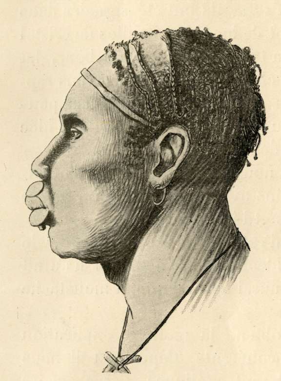 Boucle d’oreille, disque (ou palet) sur la lèvre supérieure et labret sur la lèvre inférieure, population banda, République centrafricaine, vers 1900. © D.R.