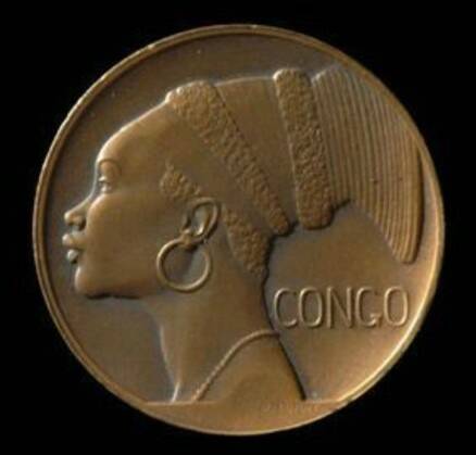 Pièce de monnaie coloniale représentant le profil d’une femme mangbetu. Ancien Congo belge. 20e siècle. Collection privée