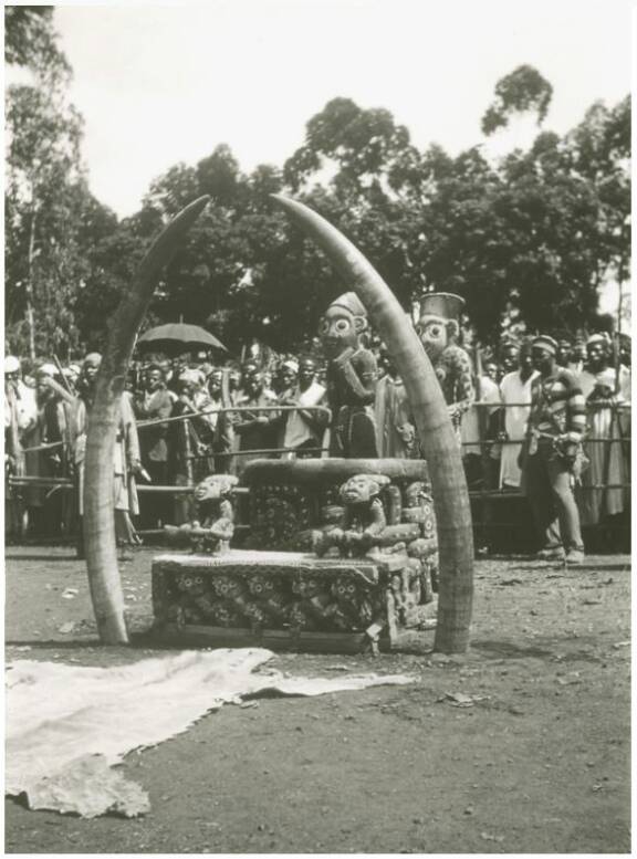 Le trône du fon lors d’une visite officielle en 1960. Cameroun, Grassland, Royaume Bamoun, Foumban. 1960. Photographie de Siegfried Gerth. Musée ethnologique de Berlin, inv. VIII A 19376