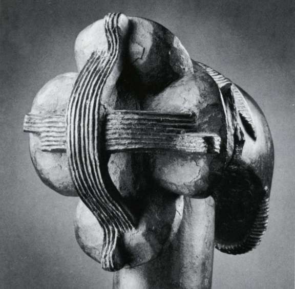 View of symbolic headdress on Hemba ancestor statues. © musée du quai Branly - Jacques Chirac, photo Claude Germain