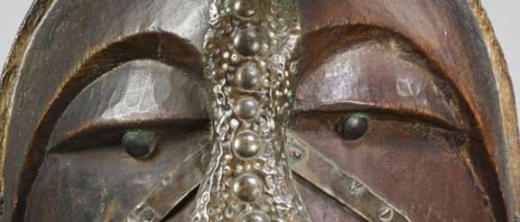 Detail of the eyes of the Songye nkishi © musée du quai Branly - Jacques Chirac, photo Claude Germain
