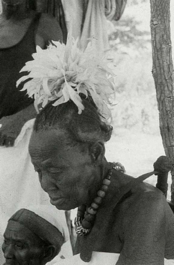 The last known Mwadi woman who incarnated the spirit of King Kasongo Niembo (died in 1931) until her own death in the 1970s © Thomas Q. Reefe / © D.R.