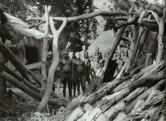 Initiés dans le Bois sacré du "Poro", dans la région de Lataha, vers 1950. © Louis Morla/© D.R.