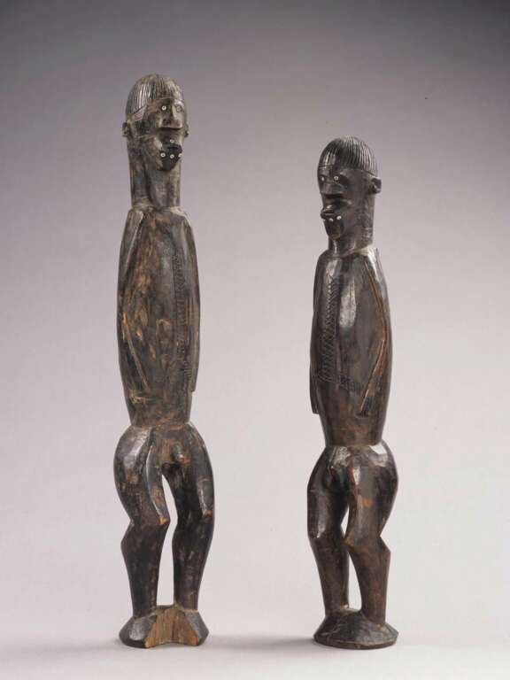 Pair of statues. Banda people. Central African Republic or DRC. Wood, metal, and glass beads. H.: 42.5 and 37 cm © EO.0.0.33884, collection MRAC Tervuren; photo J.-M. Vandyck, MRAC Tervuren