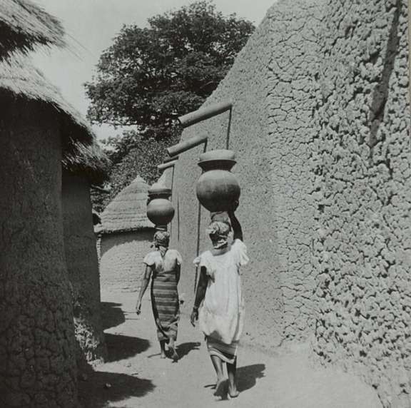 ‘Senufo village street’, 1948. Léon Pales. © musée du quai Branly - Jacques Chirac