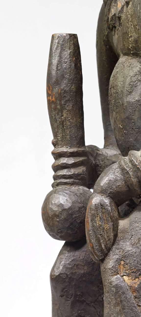 Commemorative lefem king statue (detail of the bracelet) © musée du quai Branly - Jacques Chirac, photo Claude Germain