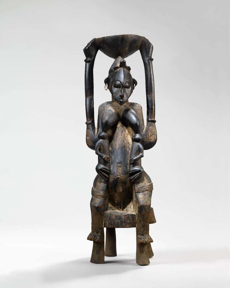 Statue féminine assise allaitante senoufo