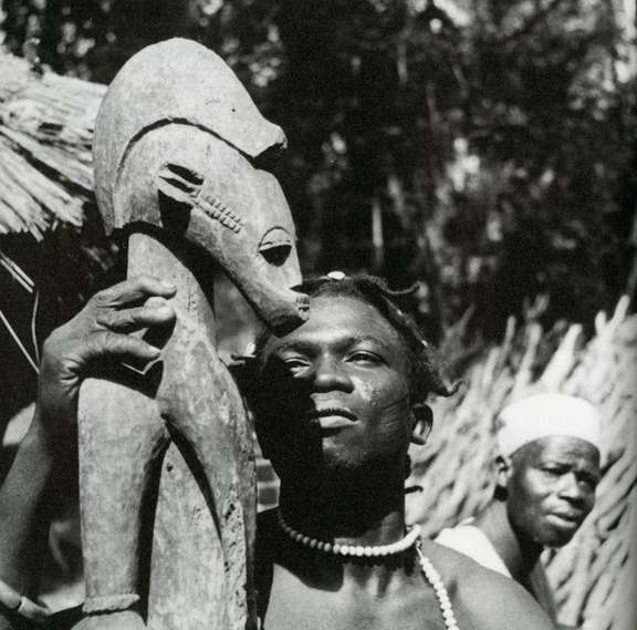 Initié du "Poro" dans le Bois sacré, années 1950. © Michael Storrer, 8215 Hallau