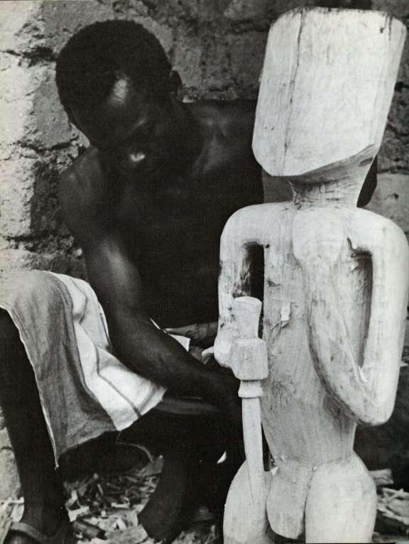 Bangwa sculptor at work, Fontem, 1960s. © D.R.