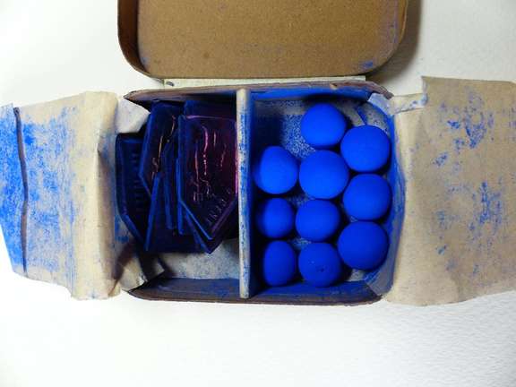 Couvercle de boîte contenant de l’outremer Guimet pour l’azurage du linge.	© Collection personnelle O. Berget