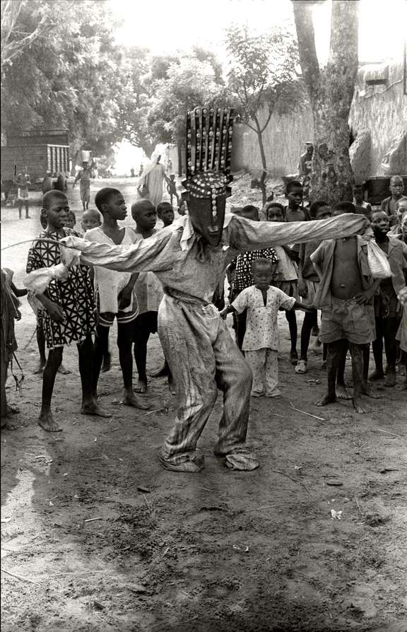 Masque du "N’tomo" pour le divertissement, avant la sortie des "Sogow" en 1980.  Mali, Kirango. © Catherine De Clippel
