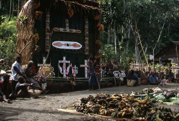 Cérémonie "malagan", village de Banesa, Big Tabar, 2001. © Photographie Philippe Peltier