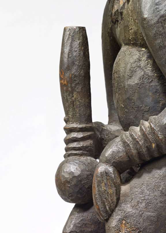 Commemorative lefem king statue (detail of the calabash). © musée du quai Branly - Jacques Chirac, photo Claude Germain