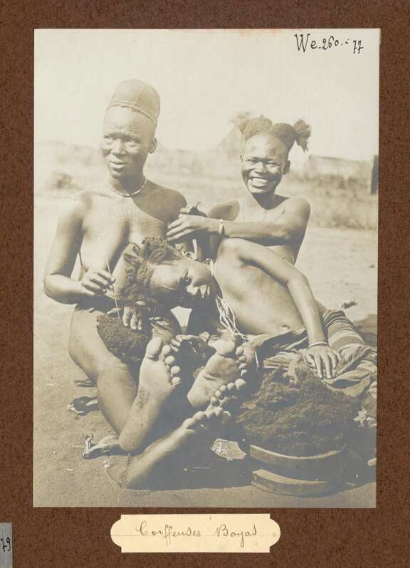 Gbaya hairstylists, Cameroon or Central African Republic. Hairpieces in the forefront. © Société de Géographie/BnF