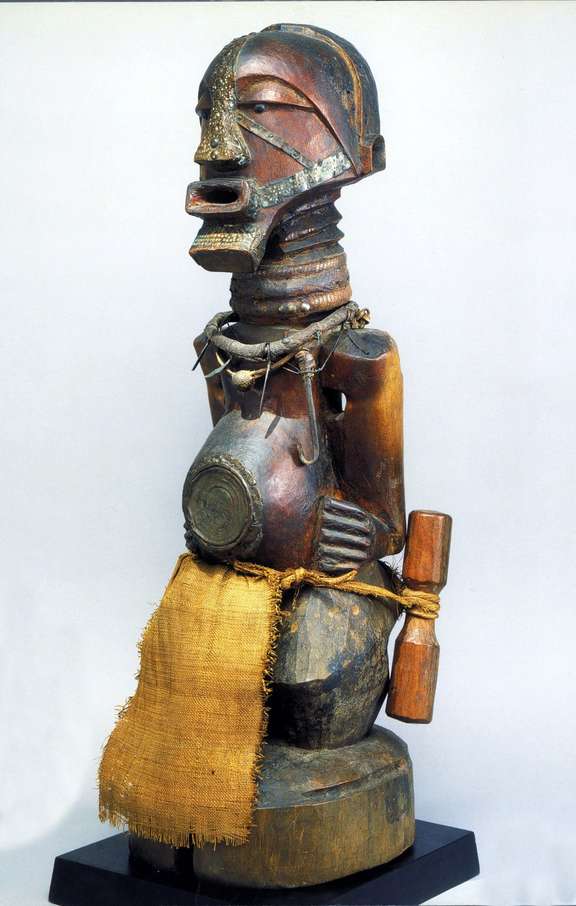 Statue "nkishi" songye de l’ancienne collection Marc Ladreit de Lacharrière encore en possession de son pagne cheffal et de son bâton, 2004. © Photo Hughes Dubois