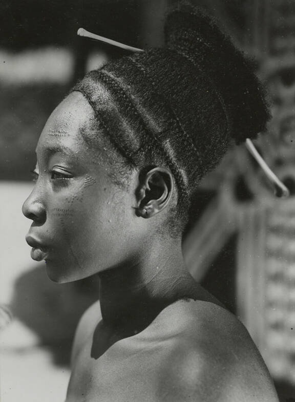 Portrait d’une jeune fille Mangbetu. Photographe anonyme. Mangbetu, région de l’Uele, République démocratique du Congo. 1940-1949. Musée du quai Branly - Jacques Chirac, Paris (n° PP0017533) © Musée du quai Branly - Jacques Chirac